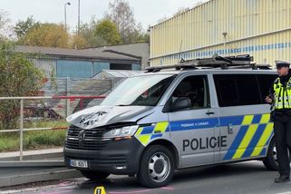 Nehodu policejního auta, které v Praze vážně zranilo dívku, vyšetřuje inspekce - Novinky